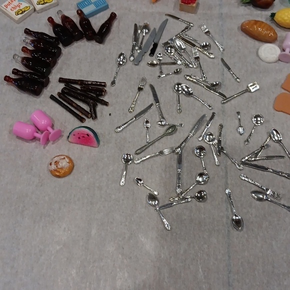 Small doll assortment of dishes and food items - Picture 6 of 7